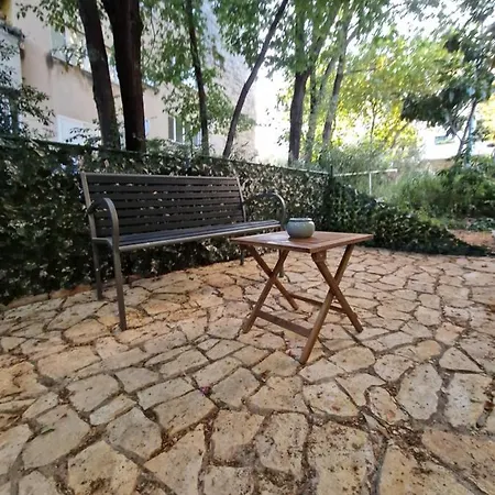 Cvita In Center Split