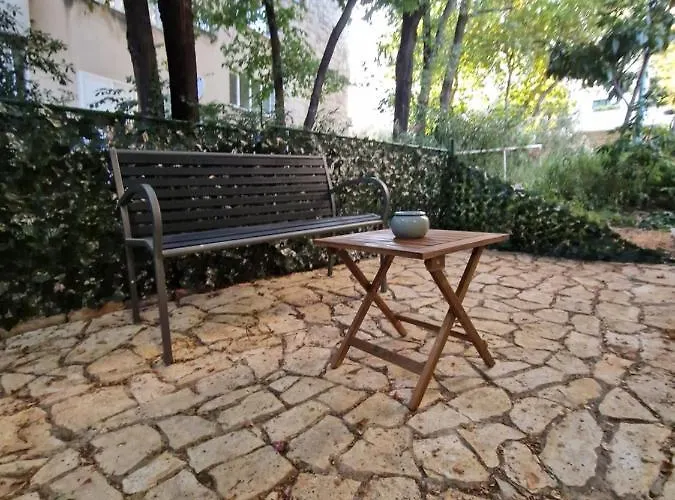 Cvita In Center Split